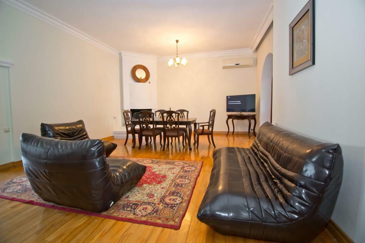 Apartment On Gorgiladze 25 Batumi Bagian luar foto