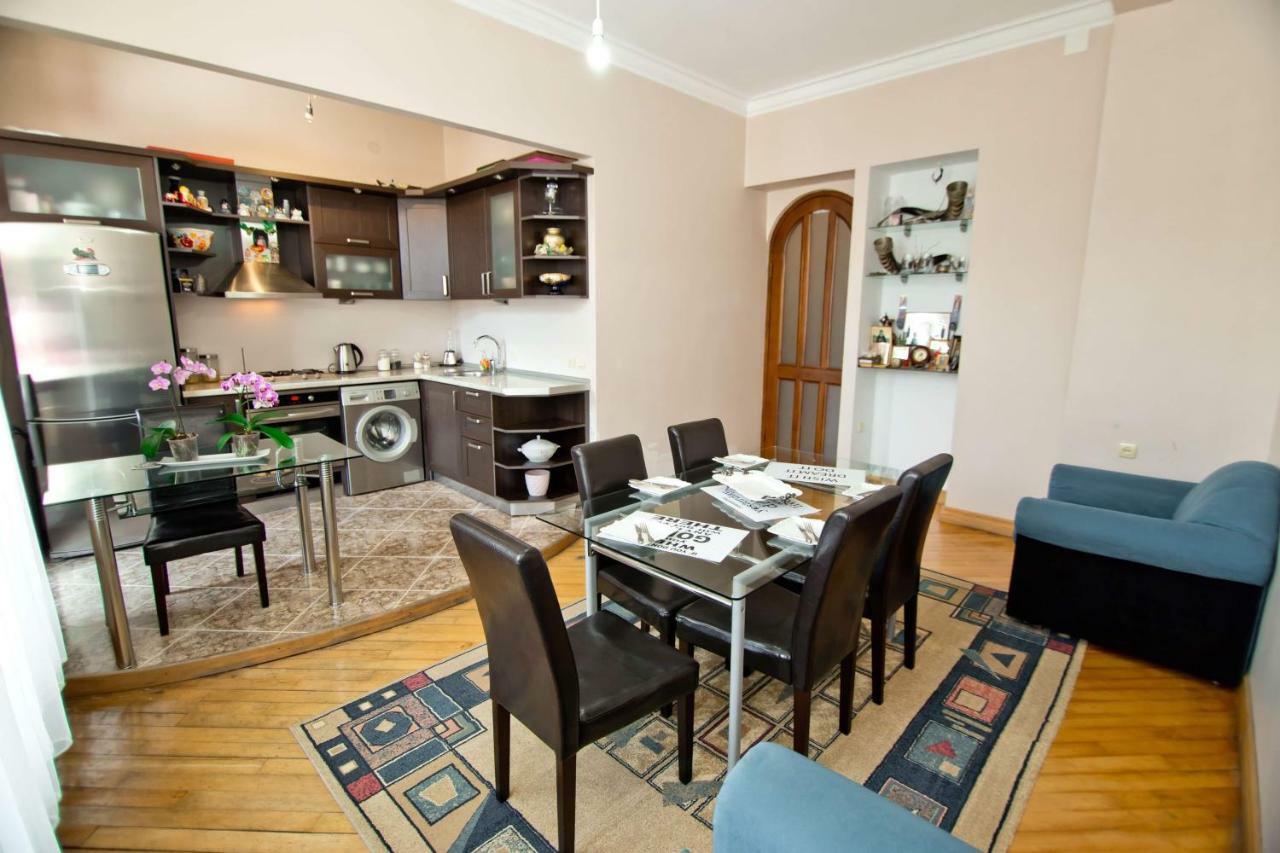 Apartment On Gorgiladze 25 Batumi Bagian luar foto