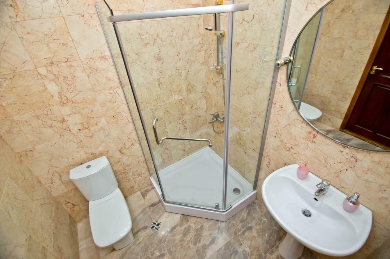 Apartment On Gorgiladze 25 Batumi Bagian luar foto