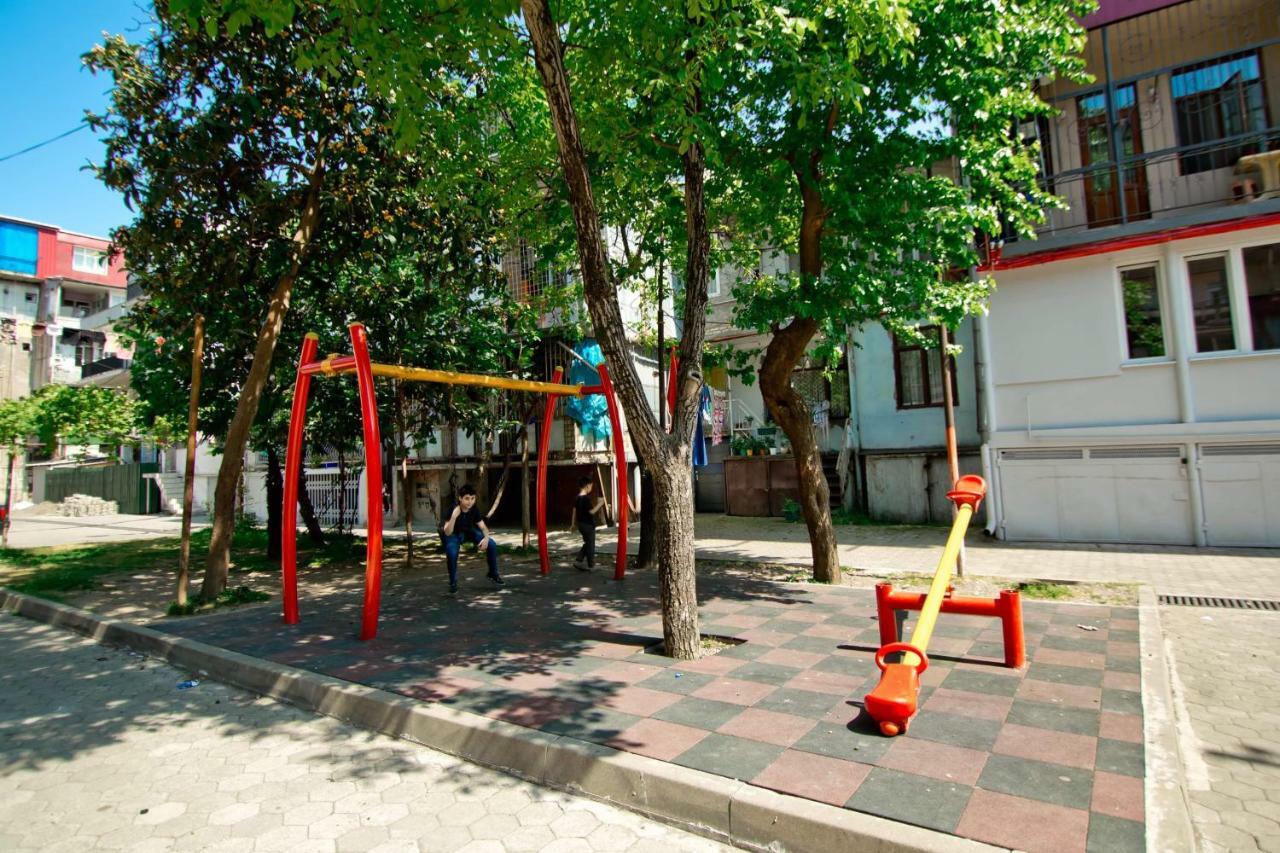 Apartment On Gorgiladze 25 Batumi Bagian luar foto