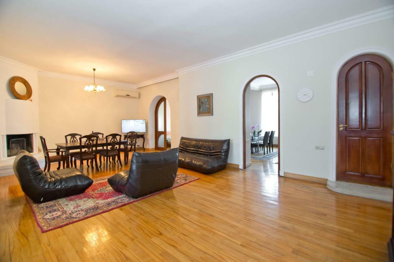 Apartment On Gorgiladze 25 Batumi Bagian luar foto