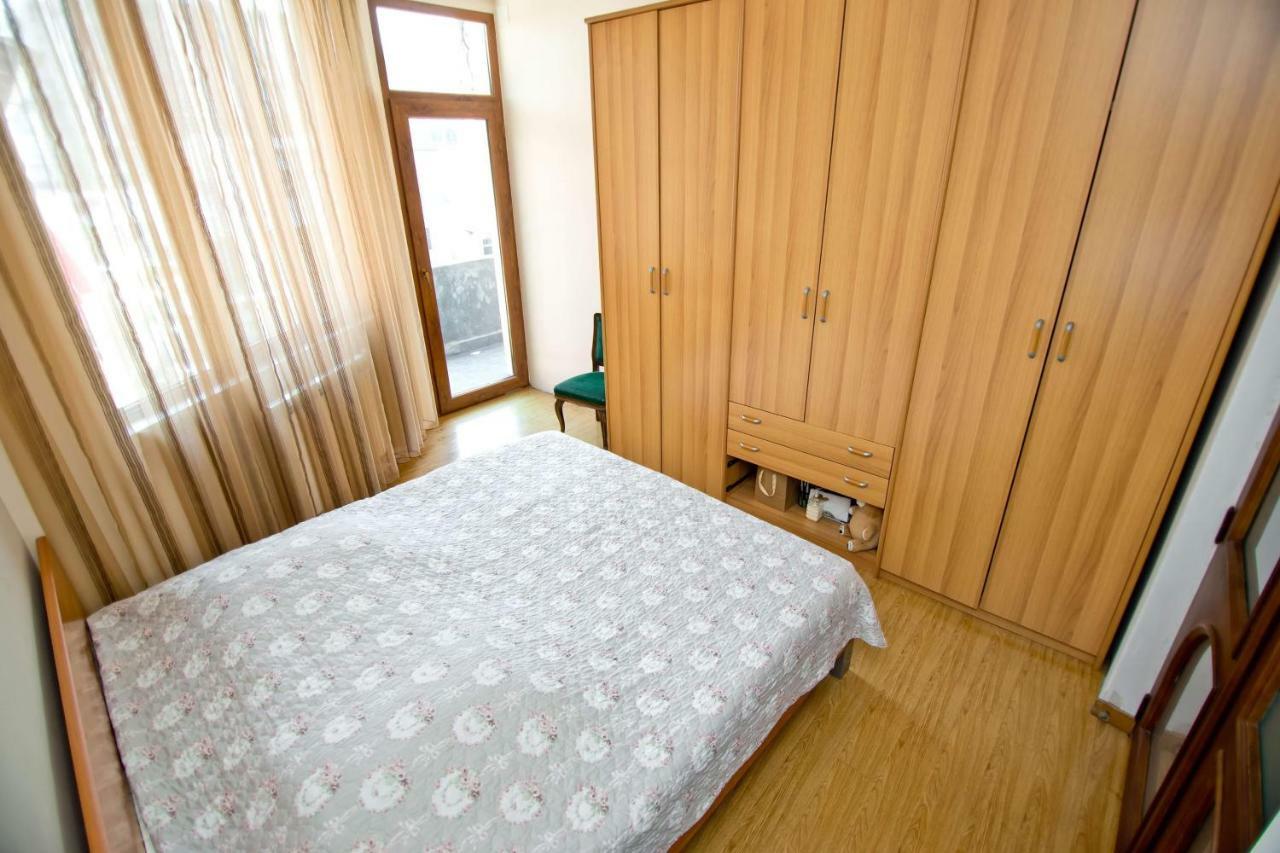 Apartment On Gorgiladze 25 Batumi Bagian luar foto