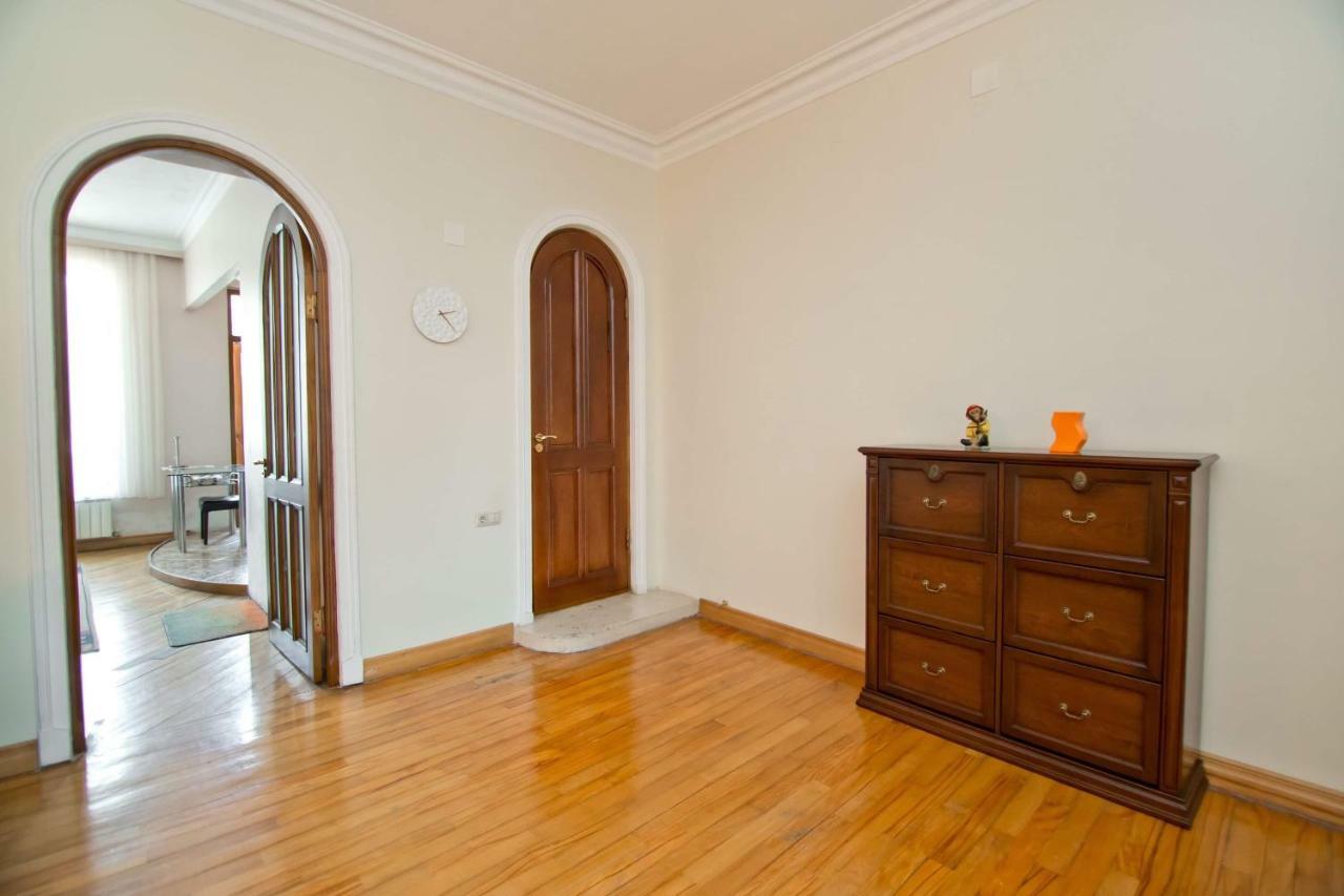 Apartment On Gorgiladze 25 Batumi Bagian luar foto