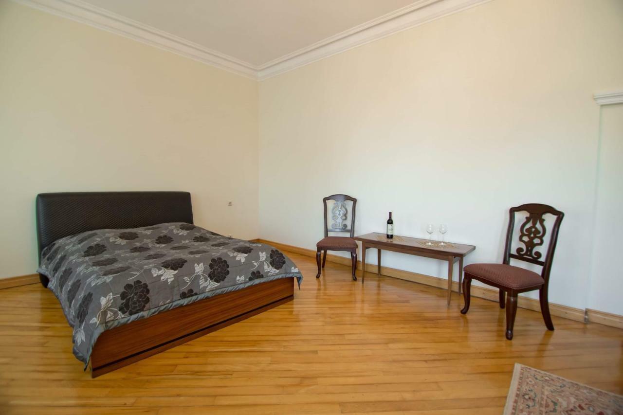 Apartment On Gorgiladze 25 Batumi Bagian luar foto
