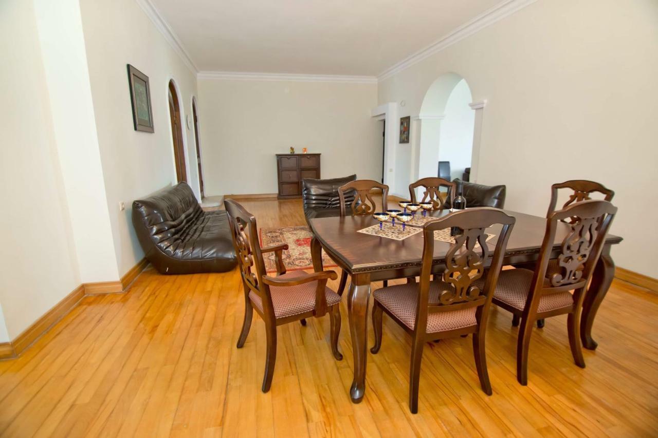 Apartment On Gorgiladze 25 Batumi Bagian luar foto