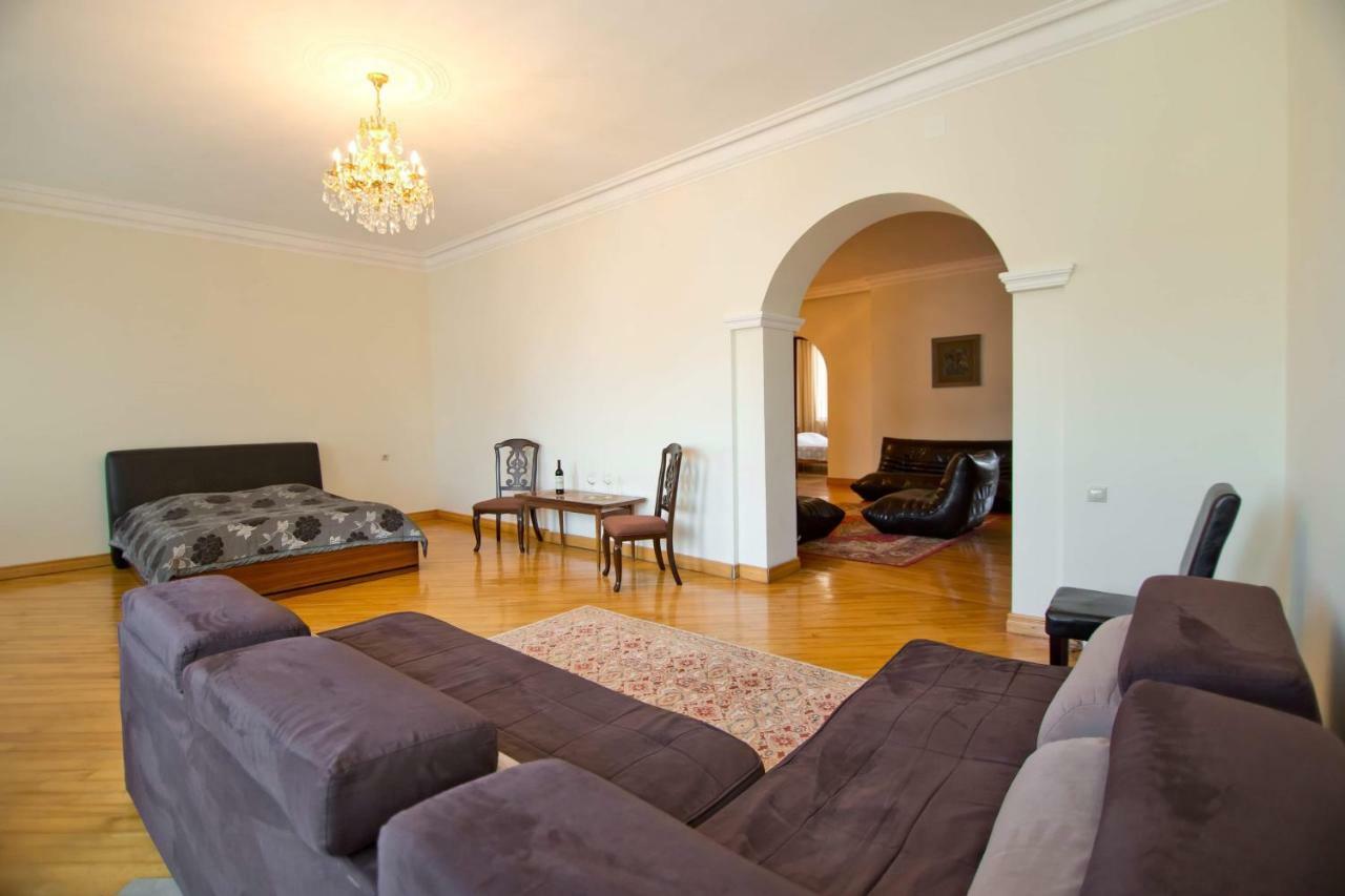 Apartment On Gorgiladze 25 Batumi Bagian luar foto